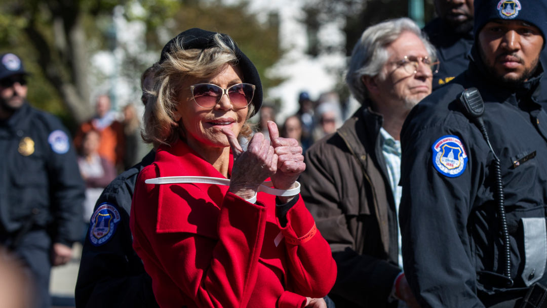 Foto: Jane Fonda sonríe después de ser detenida, 18 de octubre de 2019, (AP)