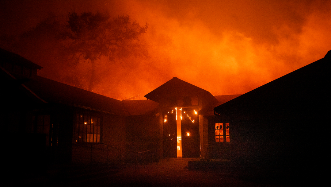 Foto: Los fuertes vientos han avivado las llamas y complicado la labor de las autoridades, 27 de octubre de 2019, (AP)