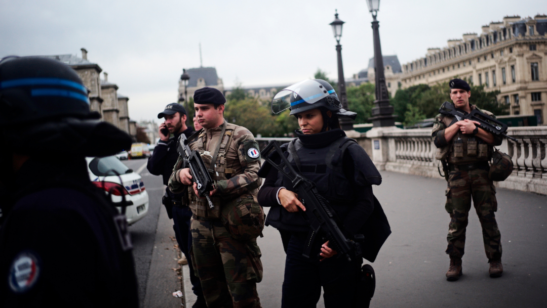 FOTO Apuñalan a policías en una comisaría de París (AP)