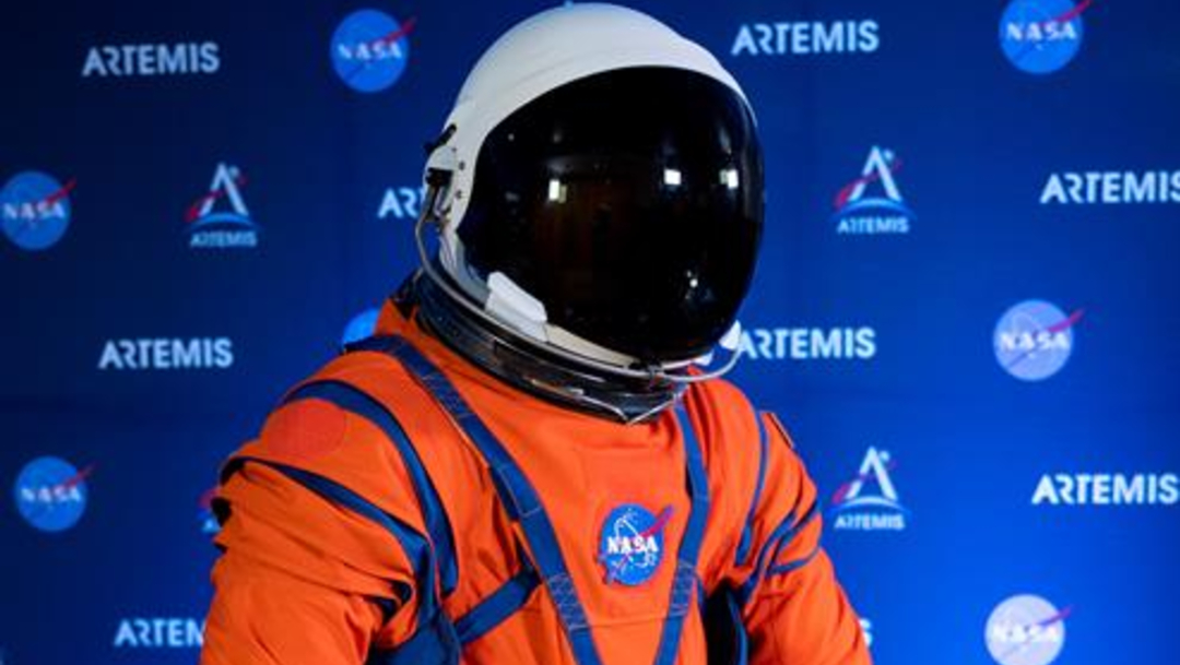 Astronautas estrenarán nuevos trajes para viaje a la Luna