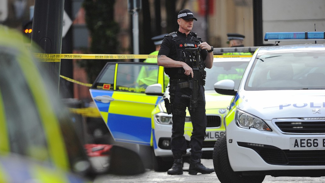 Foto: La policía acudió al lugar donde cuatro personas resultaron heridas en un ataque con cuchillo en Manchester, 11 octubre 2019