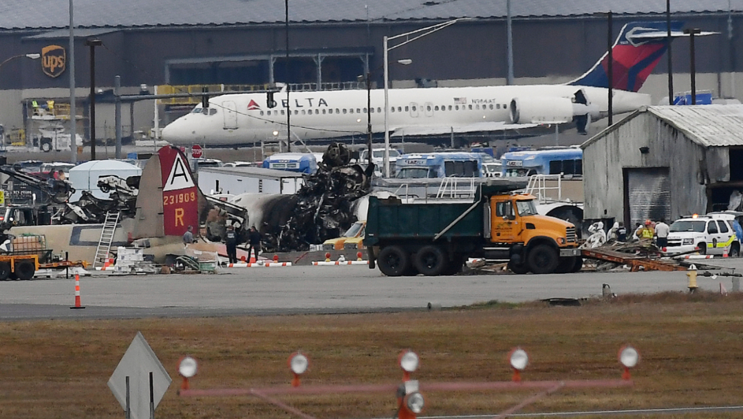 Foto: En el avión volaban 13 personas -incluidos el piloto, el copiloto y un auxiliar de vuelo- y en la colisión también resultó herido un trabajador aeroportuario, 2 de octubre de 2019 (AP)