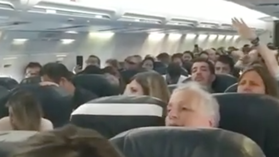 Video: Avión falla y mientras todos rezan, un hombre prefiere beber