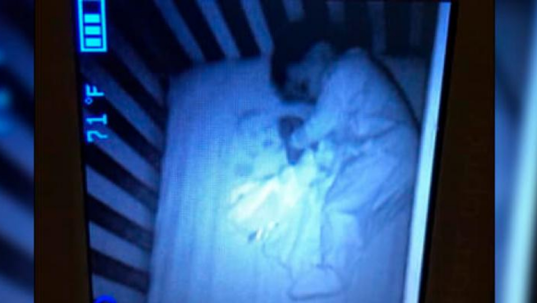 Foto: bebe duerme junto a fantasma. 21 Octubre 2019