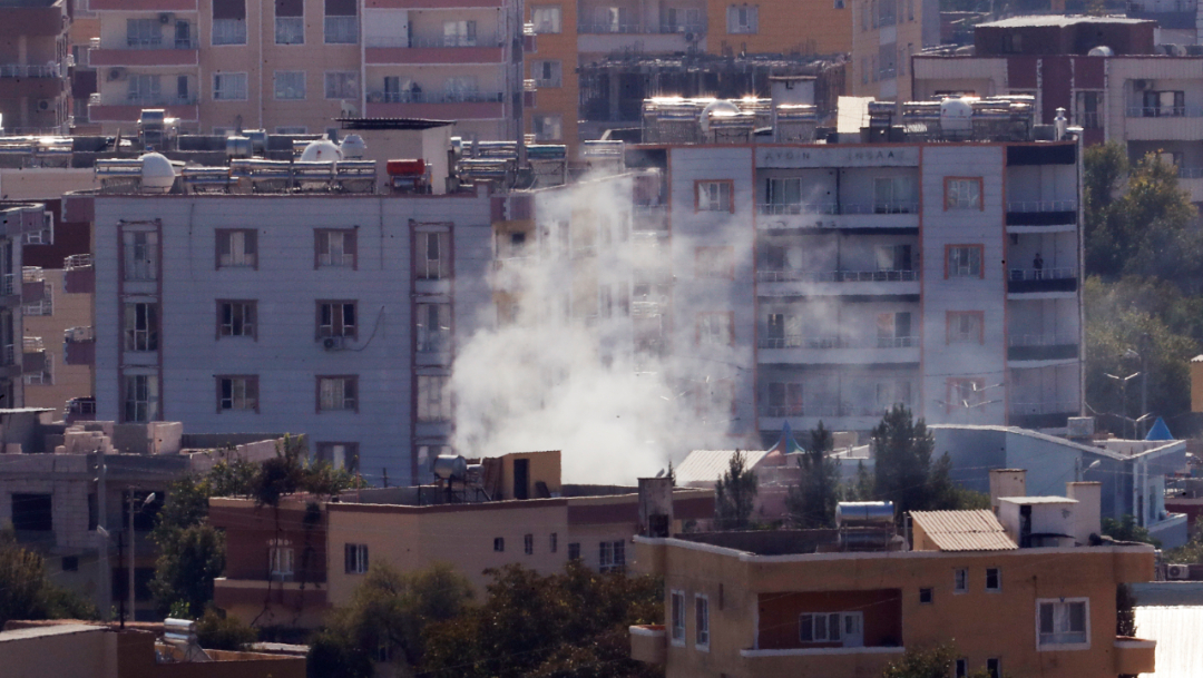 Foto: Se levanta una columna de humo en un barrio sirio tras los bombardeos de Turquía, 18 octubre 2019