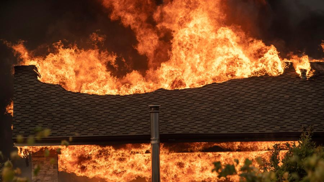 Fotos: El incendio, que ocurrió el jueves por la tarde, amenazó a casi 10.000 edificios en esta área al norte de Los Ángeles, 26 de octubre de 2019 (EFE)