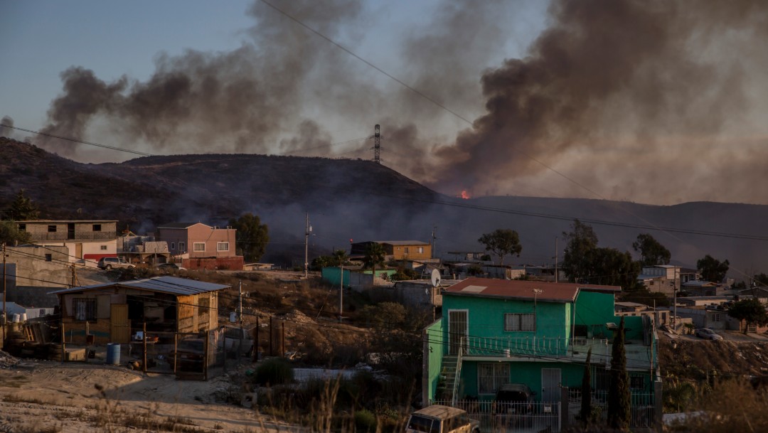 Foto Combaten incendios en Tijuana tras vientos de Santa Ana
