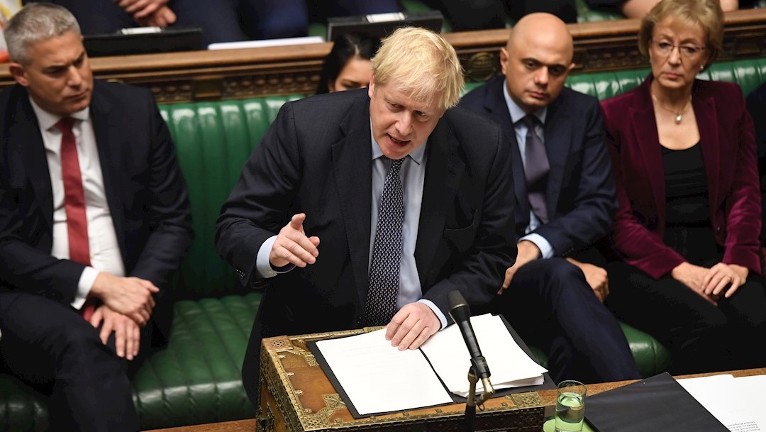 Parlamento británico pospone decisión sobre Brexit, pero Johnson mantiene fecha límite