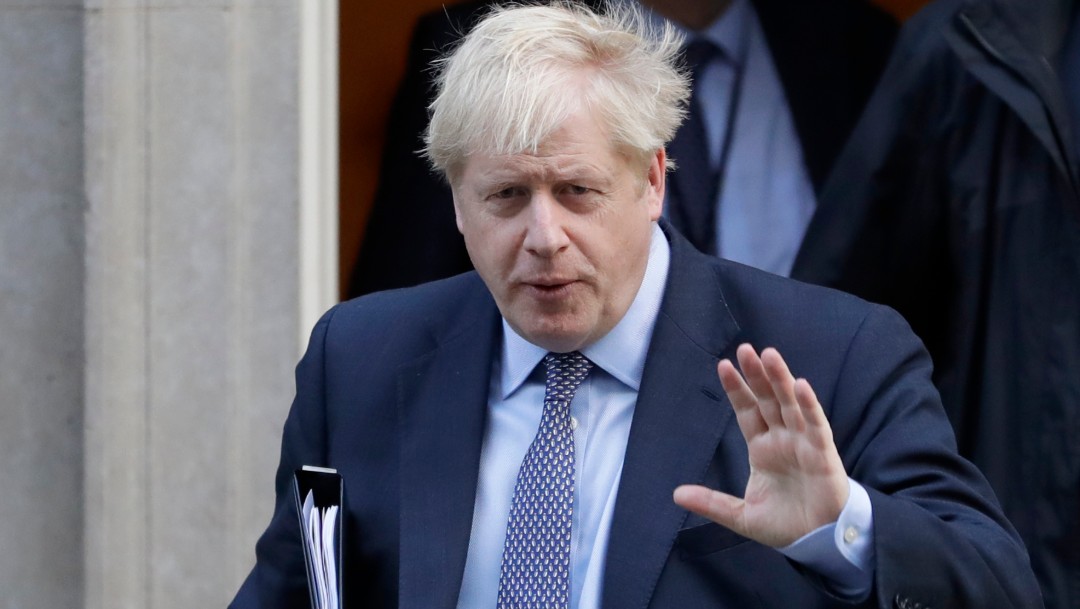 Foto Boris Johnson, 'horrorizado' por hallazgo de 39 cadáveres