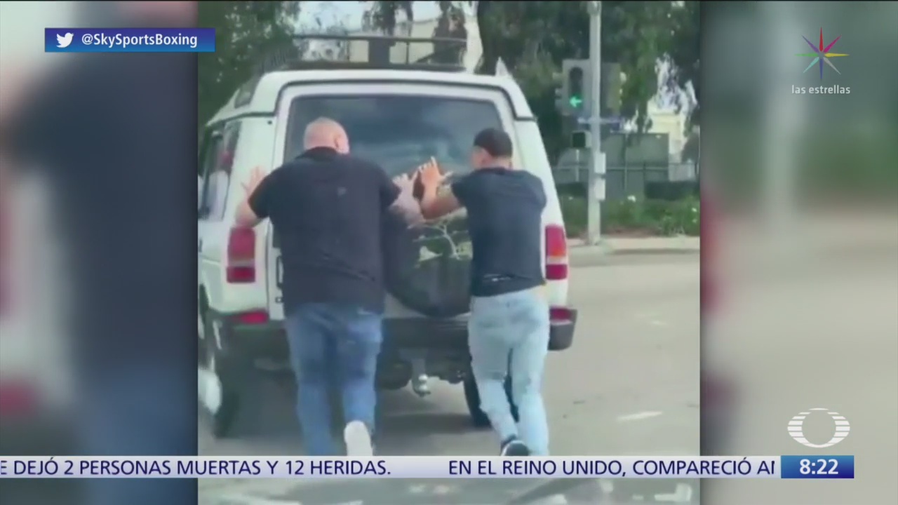 Boxeador Andy Ruiz ayuda a desconocido a empujar camioneta