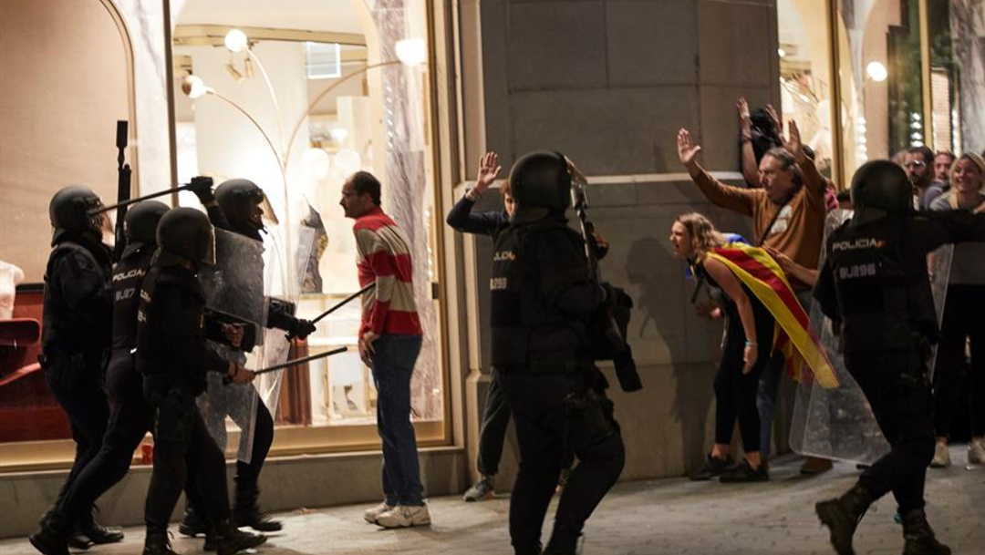 Foto: Según el servicio catalán de emergencias médicas, hubo que atender a 37 personas en Barcelona, 15 de octubre de 2019 (EFE)