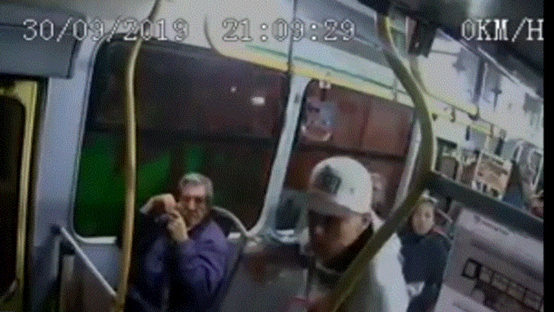 Pasajeros enfrentan a delincuentes en microbús de CDMX, 06 octubre de 2019, (Captura de video)