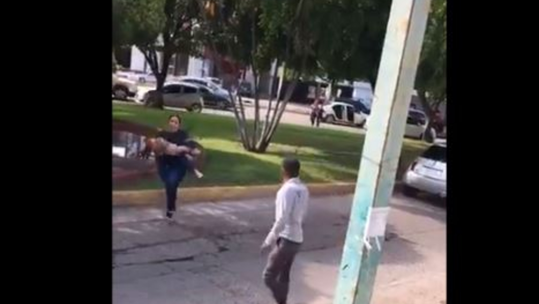 Foto: “Ayúdame con la niña”, le grita la mujer a un hombre que también está corriendo, 17 de octubre de 2019, (captura de video)