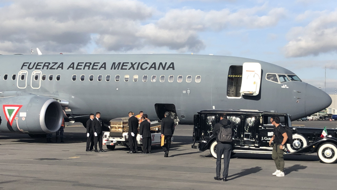 FOTO Carroza fúnebre recibe cenizas de José José en el Aeropuerto Internacional de la CDMX (EFE)