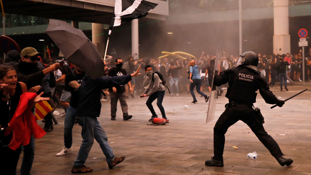 FOTO En Cataluña, suman 131 lesionados tras protestas (AP 14 oct 2019)