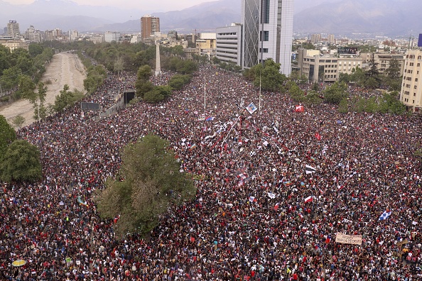 Foto: Millones de chilenos se congregaron en la Plaza Italia. Getty Images