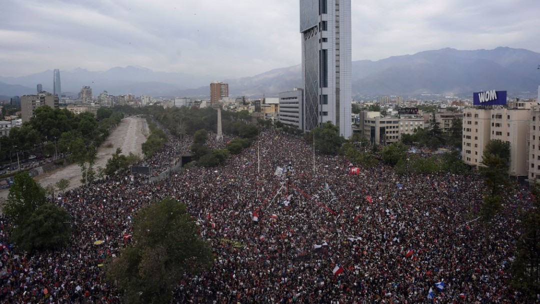 Foto: Las protestas multitudinarias siguen en Chile contra el gobierno de Sebastián Piñera, el 25 de octubre de 2019 (Getty Images)