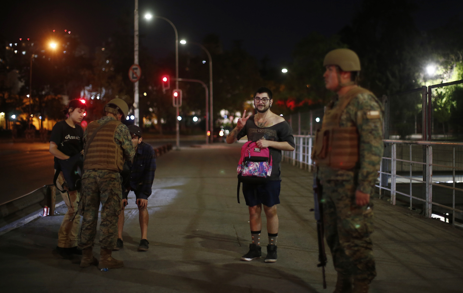 Santiaguinos siendo revisados por soldados en retén en medio de toque de queda en Santiago