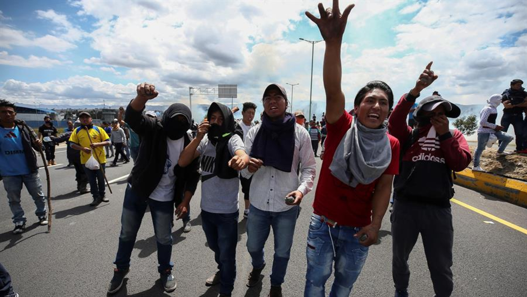 Cientos de indígenas ecuatorianos bloquean carreteras a quito