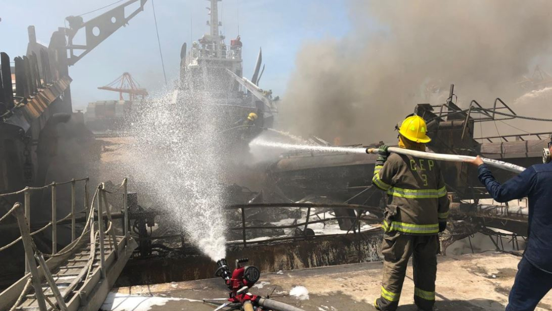 Foto: Bomberos controlan el incendio en un buque en el puerto de Manzanillo, Colima, 3 octubre 2019