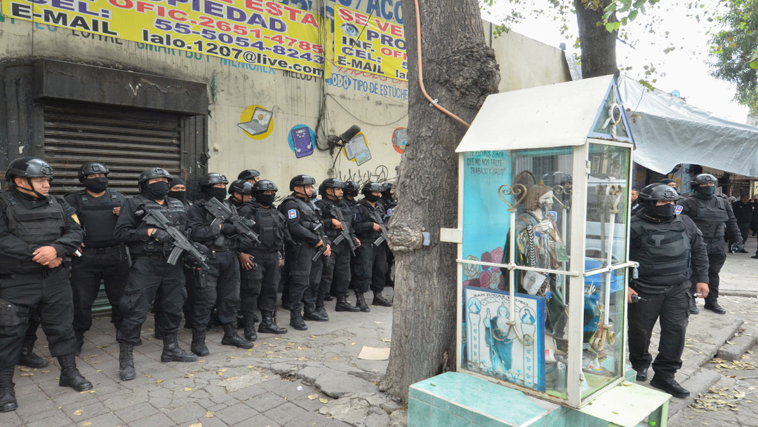 Elementos de la Secretaría de Seguridad Ciudadana, de la Policía de Investigación realizan un operativo contra el narcomenudeo en Tepito.