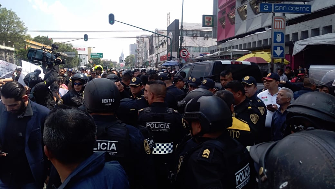 Comerciantes ambulantes agreden a policías federales en CDMX