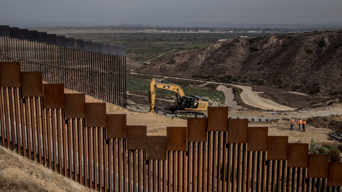 Construcción de muro en frontera de México y Estados Unidos.