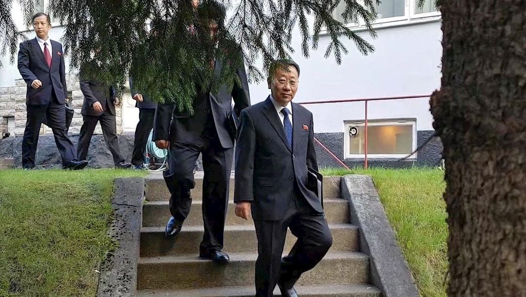 Foto: Delegados norcoreanos saliendo de la embajada de Corea del Norte en Estocolmo, Suecia, 6 octubre 2019