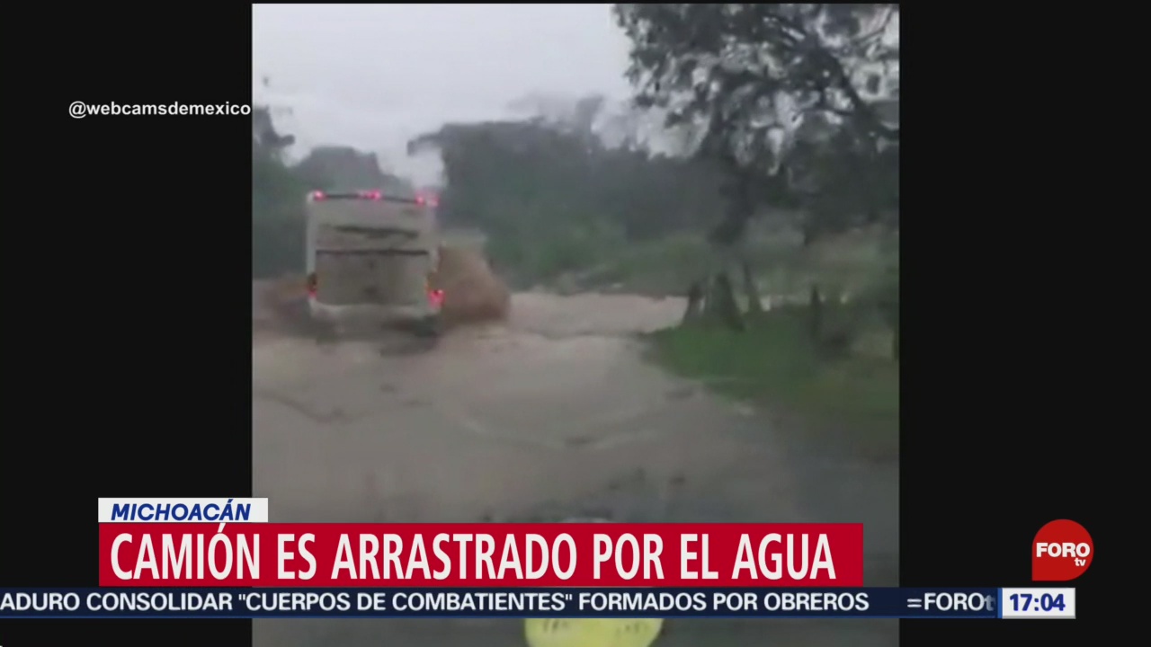 FOTO: Corriente de agua vuelca camión en Michoacán, 20 octubre 2019