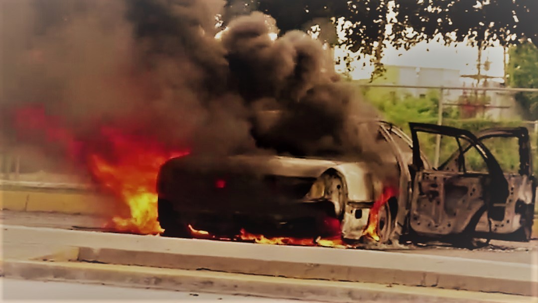 FOTO: Vehículos incendiados durante un enfrentamiento de grupos armados con las fuerzas federales este jueves, en las calles de Culiacán