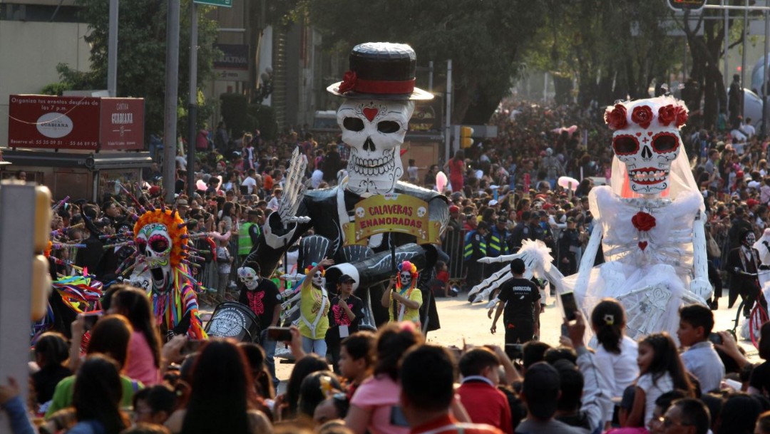 Imagen: Miles de personas presencian el desfile del Día de Muertos en Paseo de la Reforma, el 24 de octubre de 2019 (Foto: Saúl López /Cuartoscuro.com)