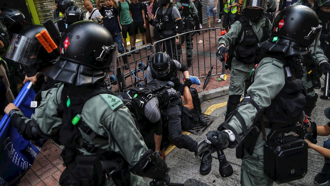 Foto: La policía antidisturbios arresta a un manifestante durante las protestas en Hong Kong, 13 octubre 2019