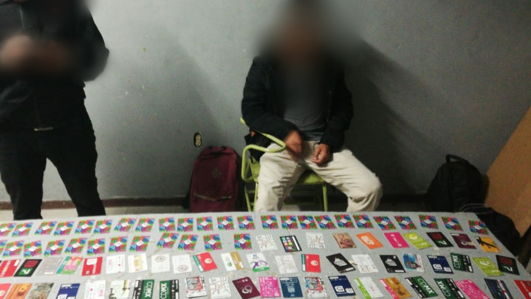 Foto: Detienen a presunto revendedor de tarjetas del Metro, 25 octubre 2019