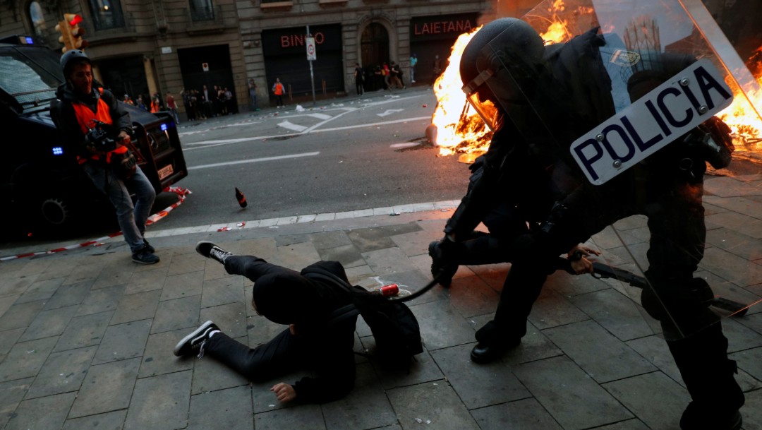Foto: Disturbios durante manifestación independentista en Barcelona, 18 de octubre de 2019, España