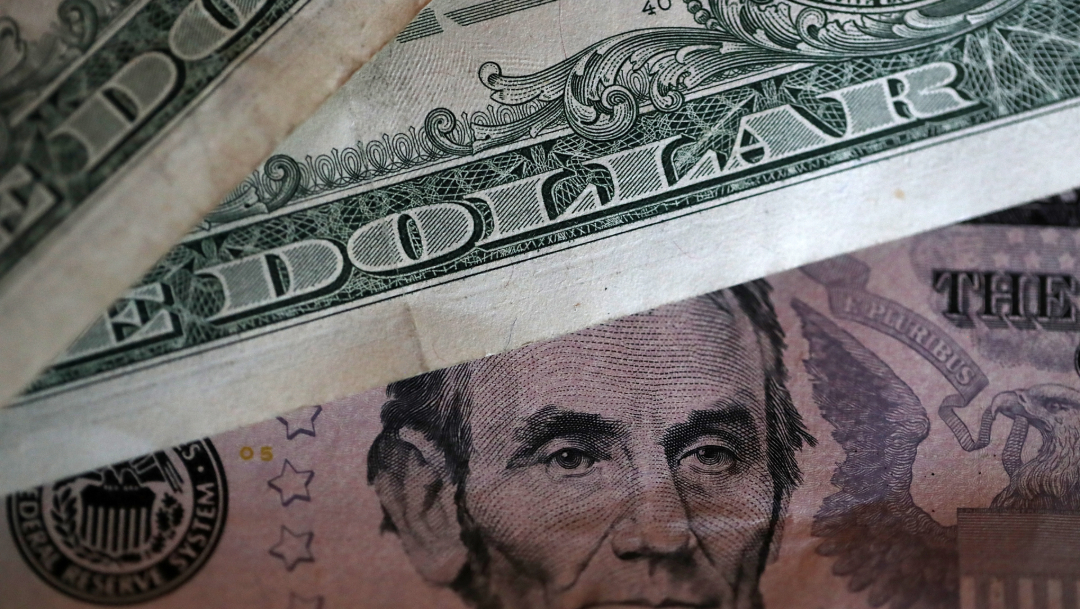 FOTO Dólar inicia jornada a la baja, se vende en 19.43 pesos (Getty Images)
