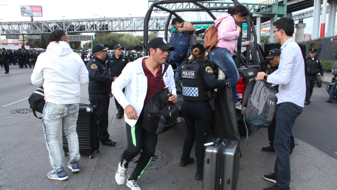 Foto: Policías de la CDMX auxilian a pasajeros con el traslado al AICM, 04 de octubre de 2019 (FOTO: ROGELIO MORALES /CUARTOSCURO.COM)