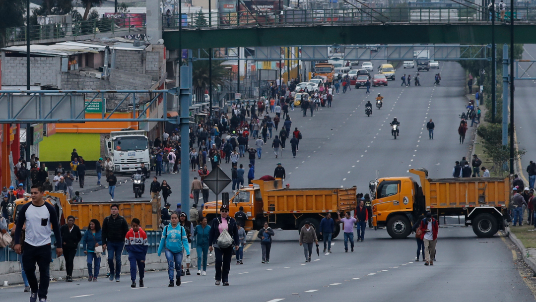 fOTO: Camiones bloquean la carretera principal en el lado norte de Quito, Ecuador, 9 octubre 2019