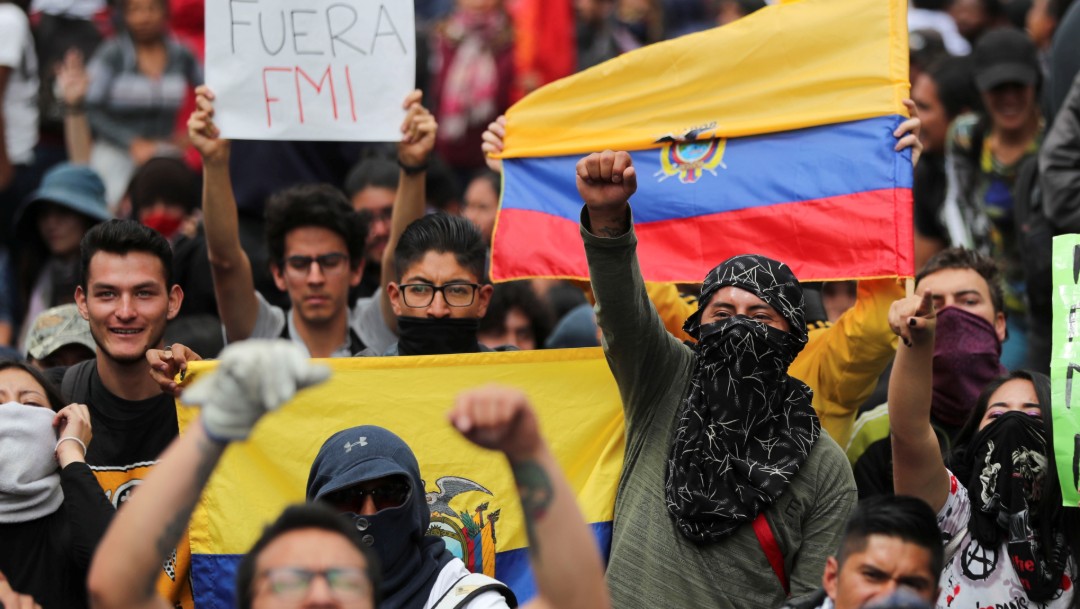 Gobierno de Ecuador dispone reanudar clases el lunes; persiste protesta