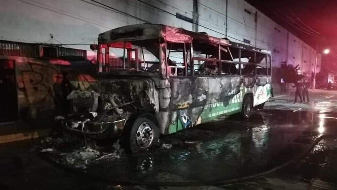 Foto: Varias unidades de transporte fueron incendiadas 12 de octubre de 2019, (Twitter @elcorreodgmx1)