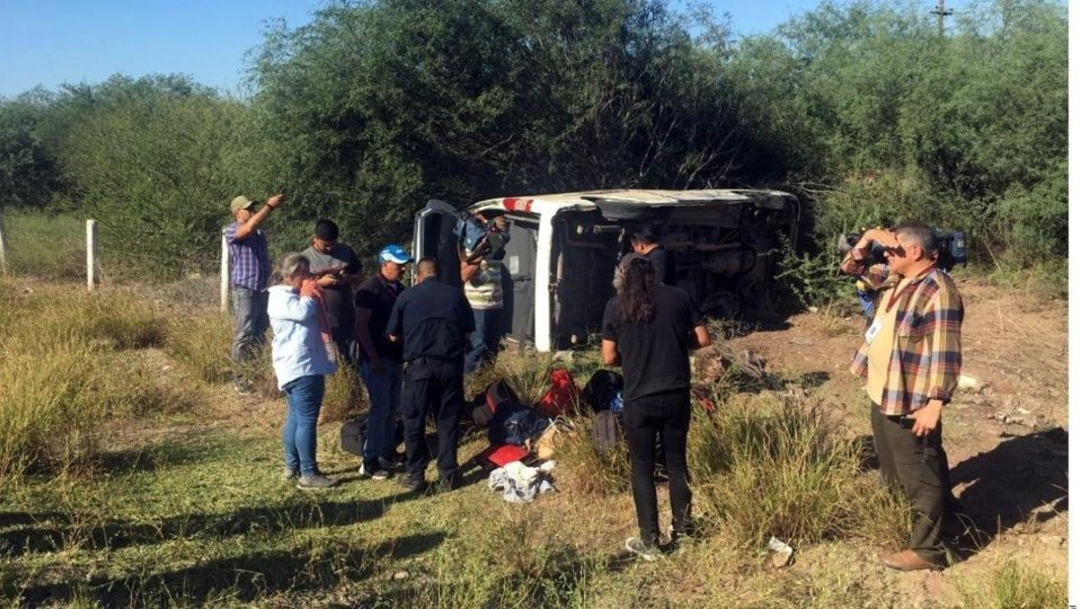 Foto: La camioneta volcó al salir de Etchojoa en Sonora, 26 de octubre de 2019, (Twitter @VilloReyes)