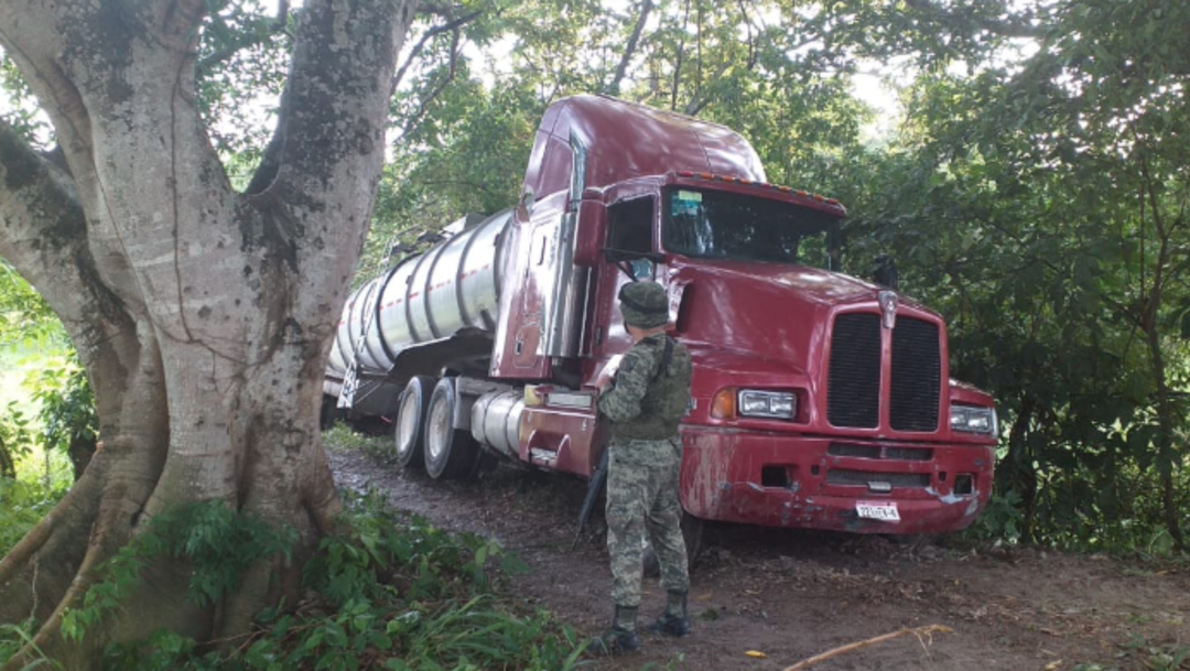 Ejército asegura 58 mil litros de 'huachicol' en Tabasco