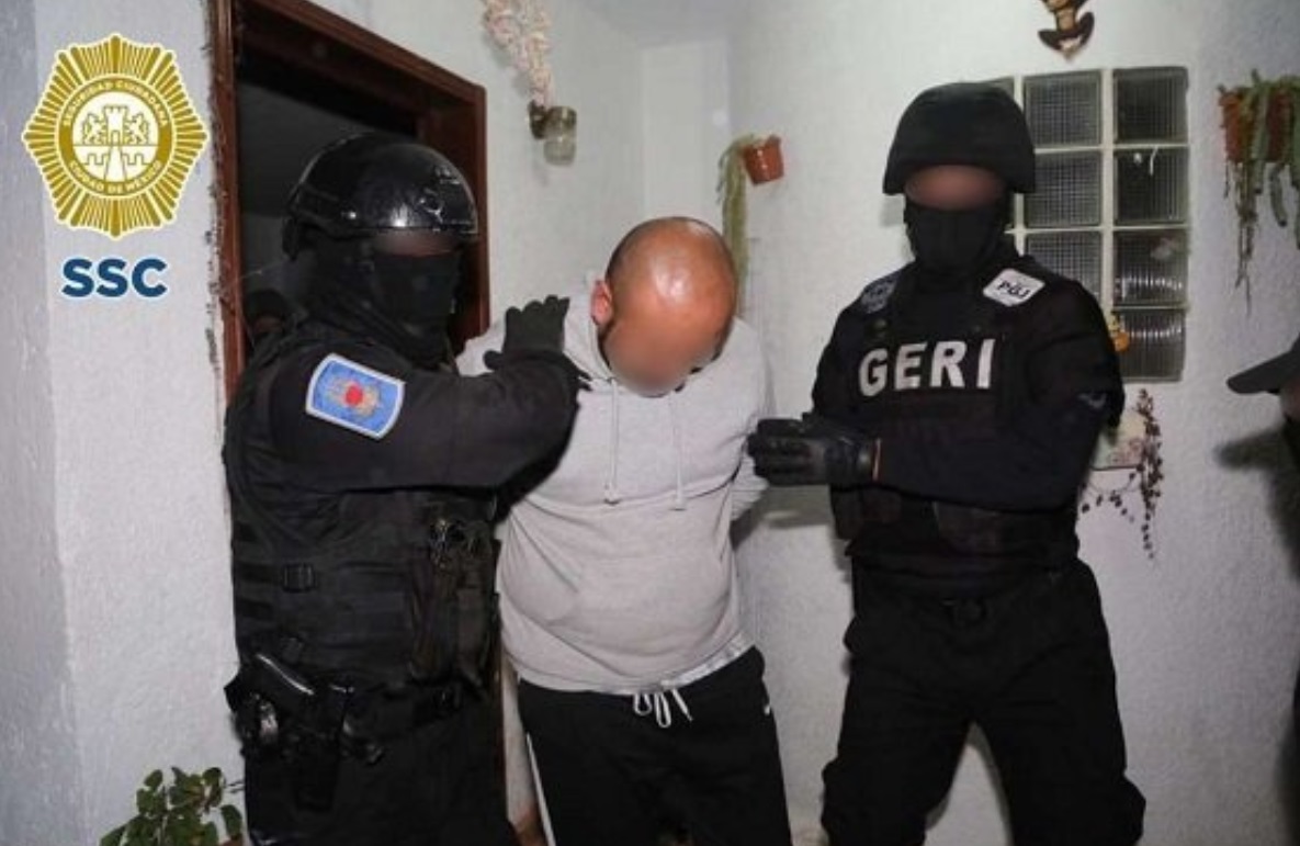 Foto: Policías trasladan a Jorge ‘N’, alias ‘El cabezas’ o “El Richi”. SSC
