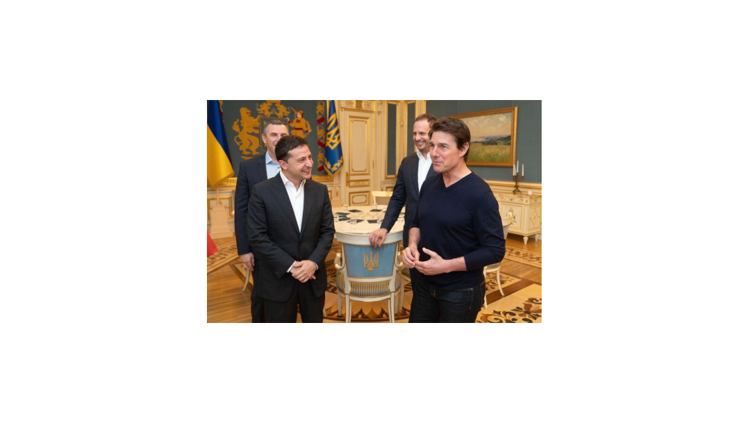 Foto: "¡Eres guapo!", exclamó Zelenskiy al ver a Cruise en un encuentro celebrado en Kiev, 1 de octubre de 2019 (EFE)