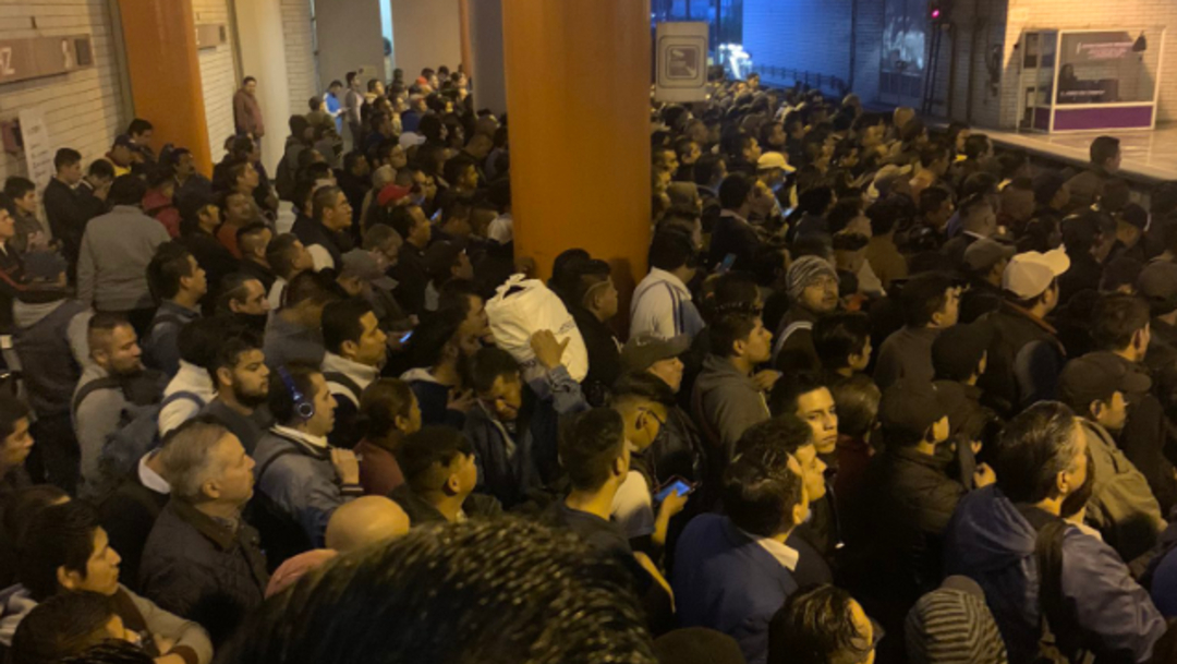 Foto: Los usuarios publicaron en redes sociales la gran cantidad de gente en la Línea A del Metro, el 7 de octubre de 2019 (Twitter @13carlosgarcia)