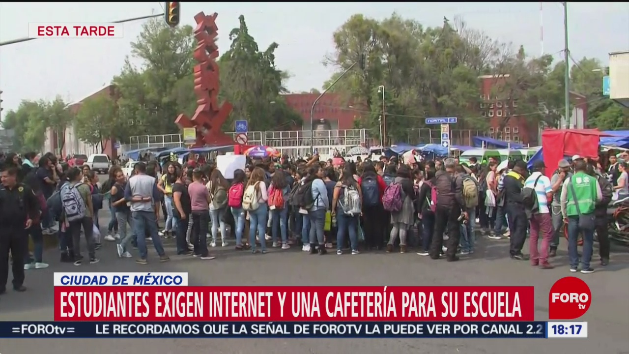 FOTO: Estudiantes normalistas exigen internet bloquean calzada México-Tacuba