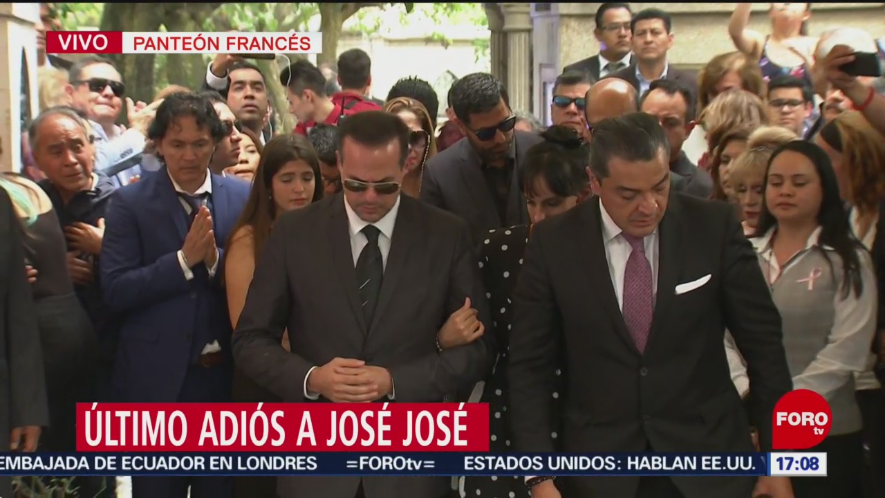 FOTO: Familiares dan último adiós José José,