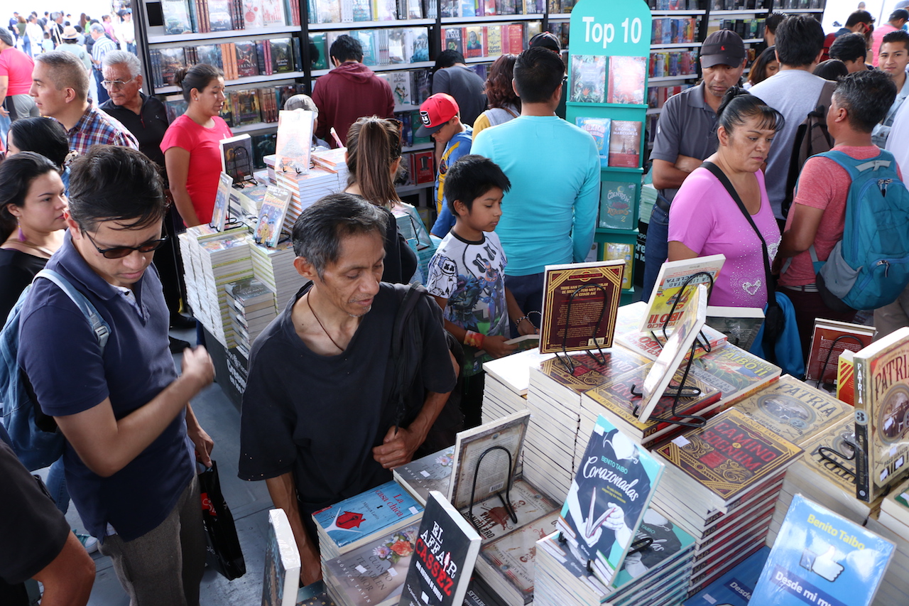 Visitantes a la XIX Feria del Libro en el Zócalo