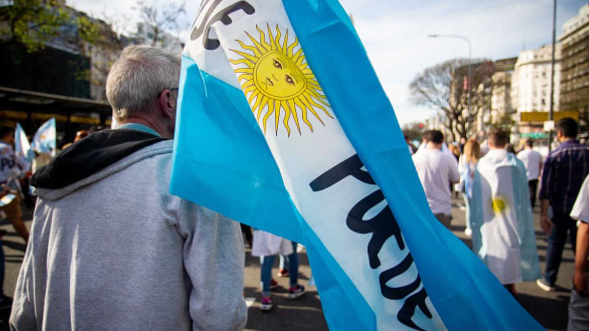 Foto: Un hombre carga una bandera de Argentina durante un mitin del presidente Mauricio Macri. Getty Images