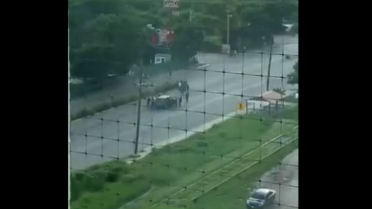 Foto: Los reos intentaron robar una camioneta parada en la calle. Twitter/@yuridiatorres