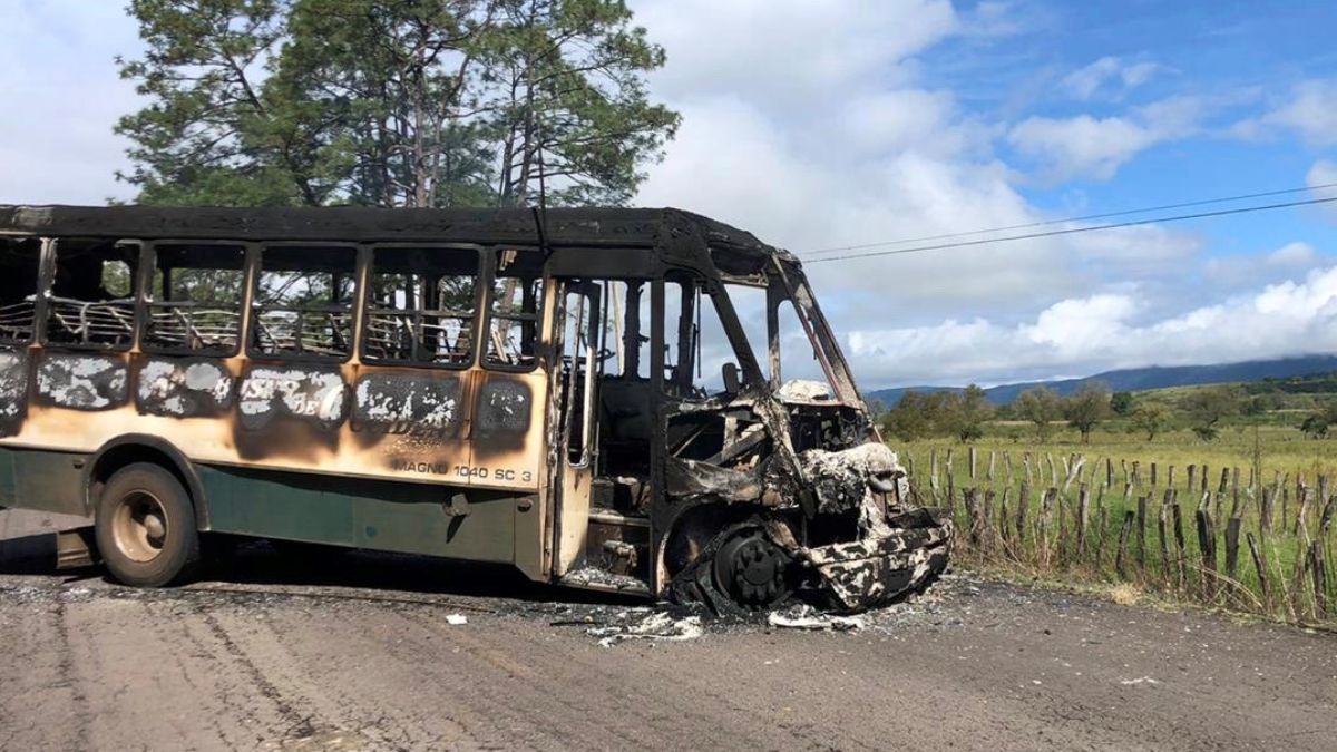 Foto: Grupos armados quemaron un autobús en el municipio de Tocumbo, Michoacán. Efe